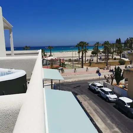 Mare E Terra Fronte Mare Apartment